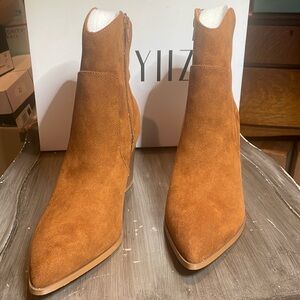 🧡Lisyiiz boots carmel faux suede. Size 9 NIB side zipper 3 inch heel. 🧡